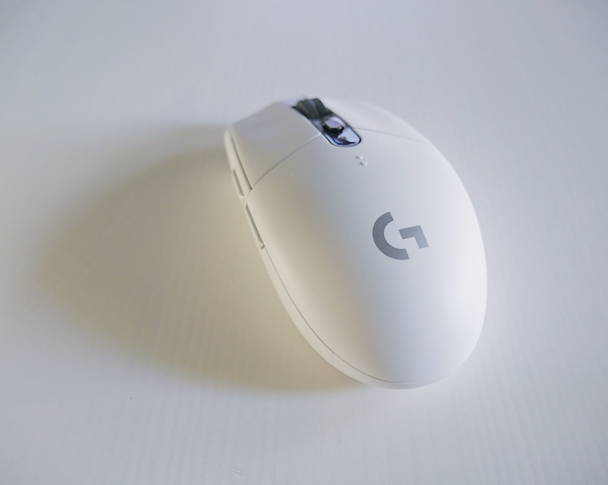 Lightweight wireless gaming mouse for competitive FPS